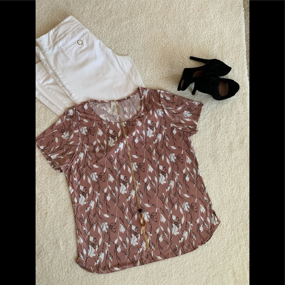 Plus Size Women’s Blouse, short sleeve, U-Neck.